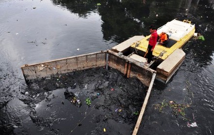 Dikerahkan 20 Alat Berat untuk Keruk Lumpur